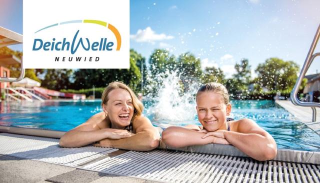 Zwei junge Frauen lehnen auf dem Beckenrand vom Freibad