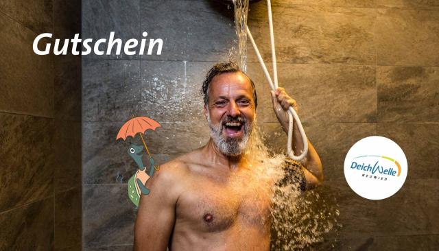 Mann unter der Wasserfalldusche in der Sauna